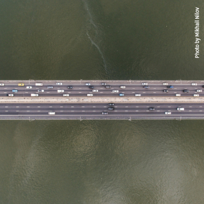 Autobrücke über eine Straße. Eine Spur ist voller Autos, die andere fast frei.