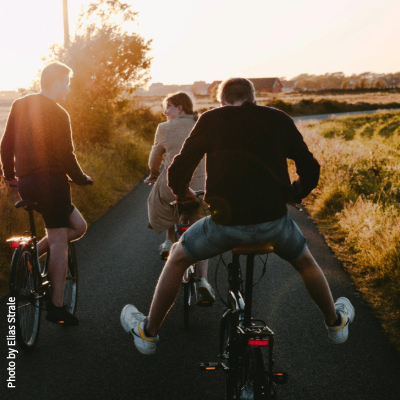 Eine Freundesgruppe draußen auf dem Fahrrad